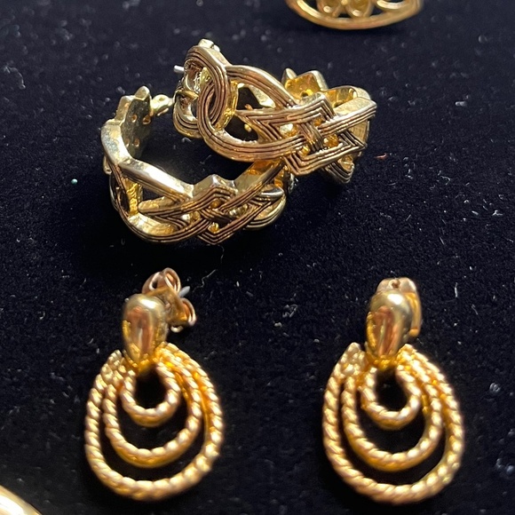 Gold tone and gem lot of 10 pcs. Pins, Earrings, tack pin, and pendant. - Picture 8 of 9